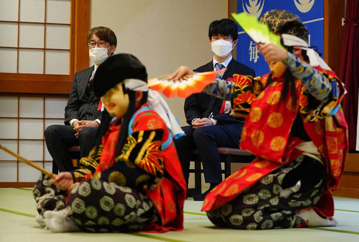 王将戦“大一番”第5局前夜祭　藤井王将「より一層集中して対局に」羽生九段「仕切り直しという気持ち」