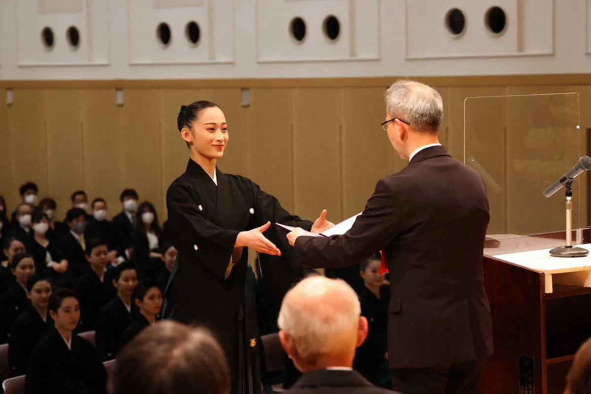 宝塚音楽学校109期生卒業式で総代を務めた河谷杏実さん（左）