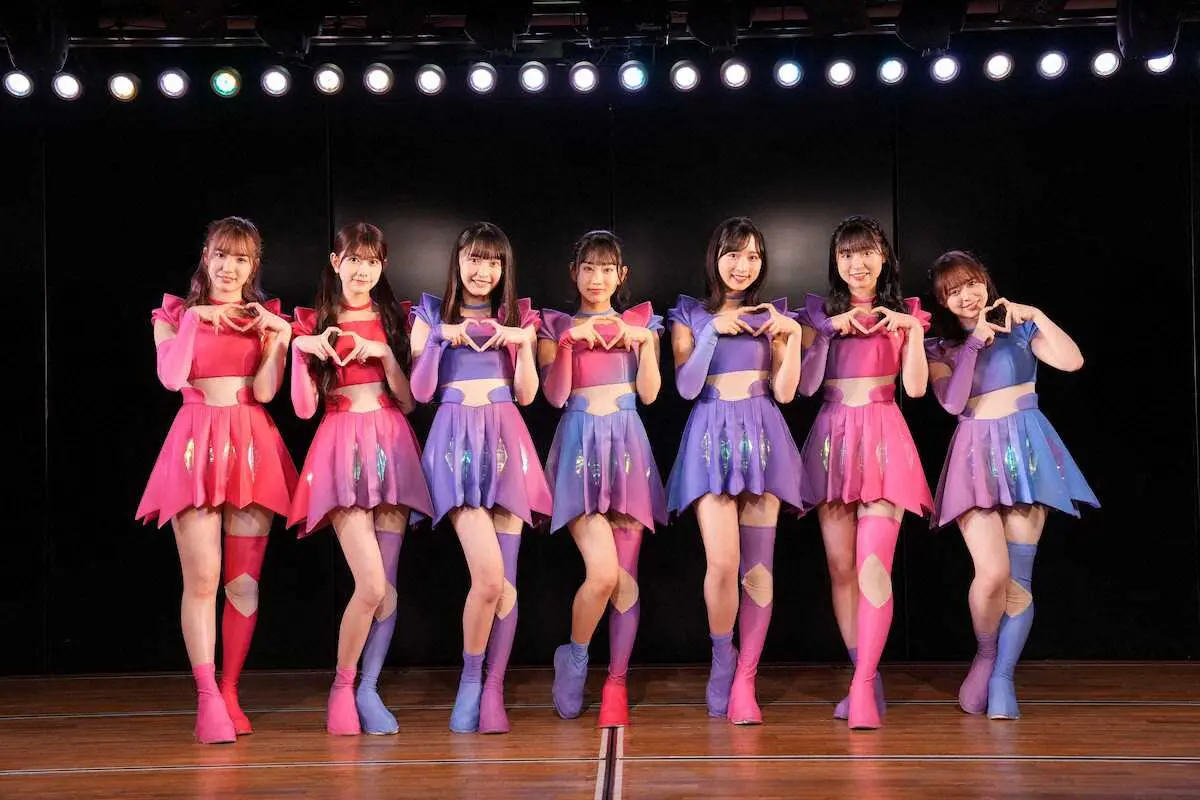 AKB48劇場で初ライブを行った7人組ユニット「AKB48　SURREAL」