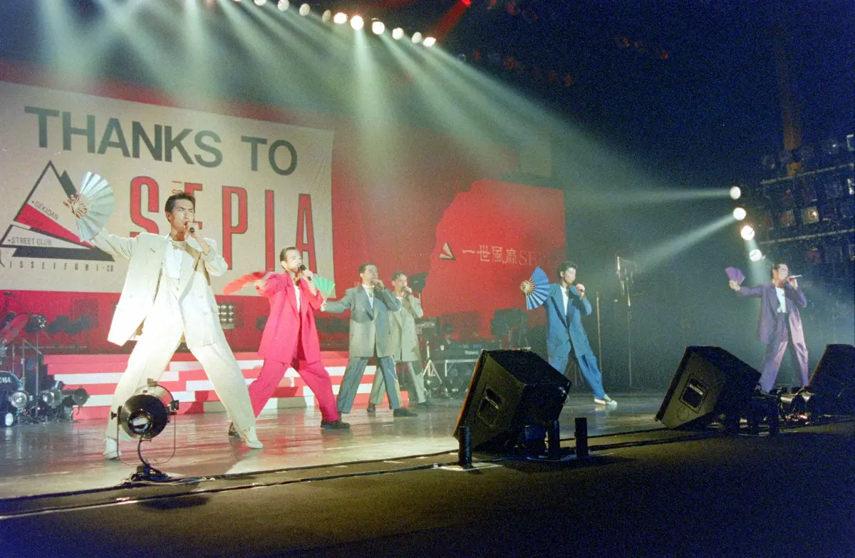 89年7月31日　解散コンサートで熱唱する一世風靡セピア（左は柳葉敏郎、左から2人目は西村香景さん、右から2人目は哀川翔）