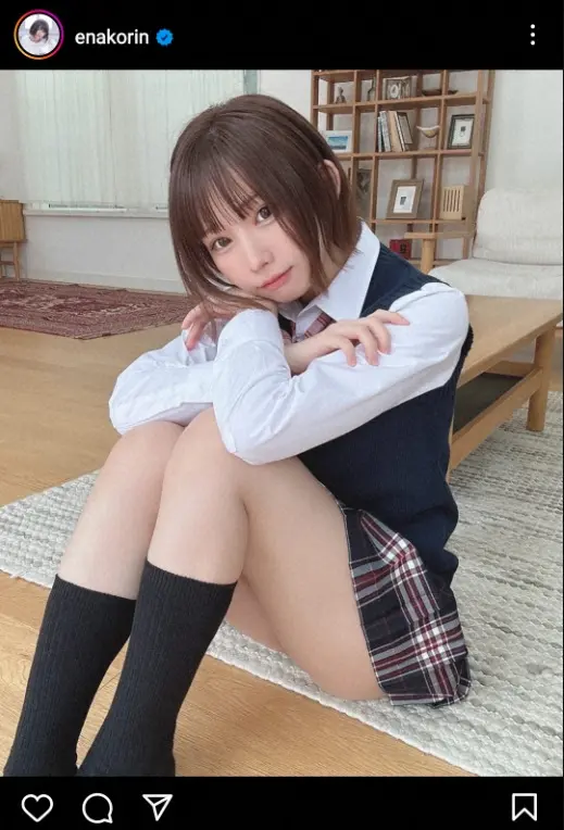 えなこ　超ミニ制服姿披露に「ぎりぎりやんっ！」「最高です」「正面陣取りたい！」「ずるい！反則」