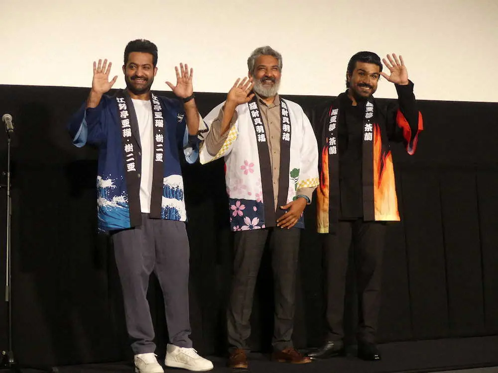 インド映画「RRR」来日舞台あいさつで贈られた法被を着る（左から）NTR　Jr.、S.S.ラージャマウリ監督、ラーム・チャラン（撮影・糸賀日向子）