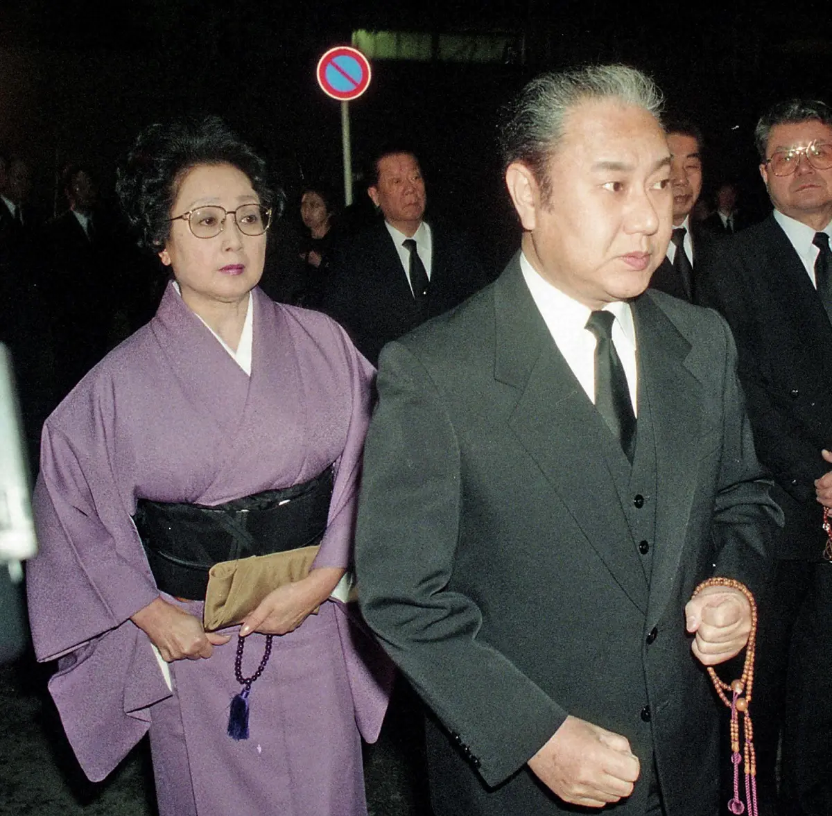 1995年、中村梅幸さんの弔問に駆け付けた中村雁次郎と扇千景夫妻
