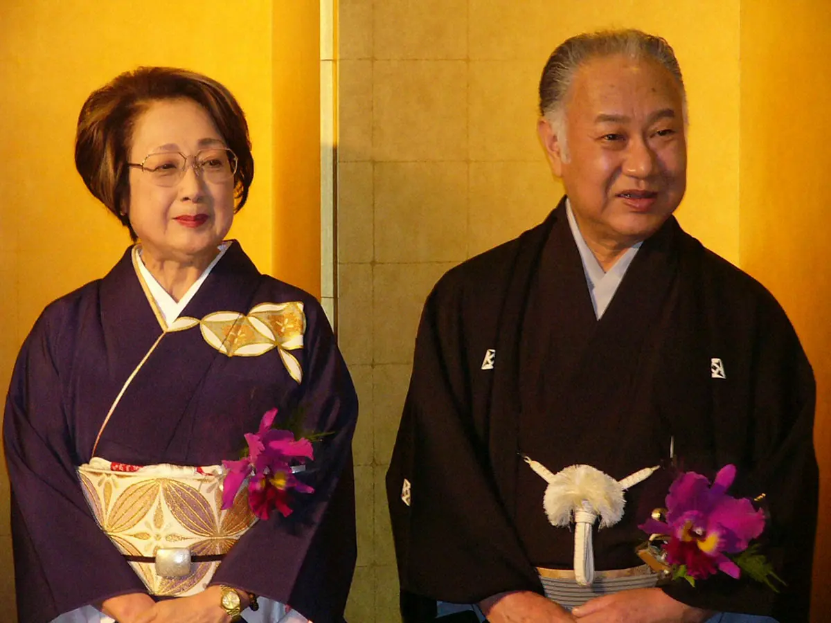2005年9月、「坂田藤十郎襲名を祝う会」で祝福を受ける坂田藤十郎さん（当時は中村鴈治郎）と妻の扇千景さん