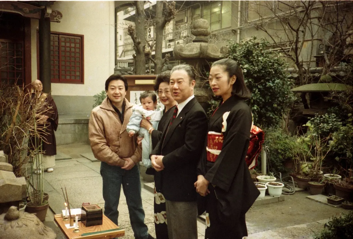 1991年、初代に公演の成功を祈願する三代目鴈治郎一家（左から）智太郎、壱太郎くん、扇千景さん、鴈治郎、東徳弥