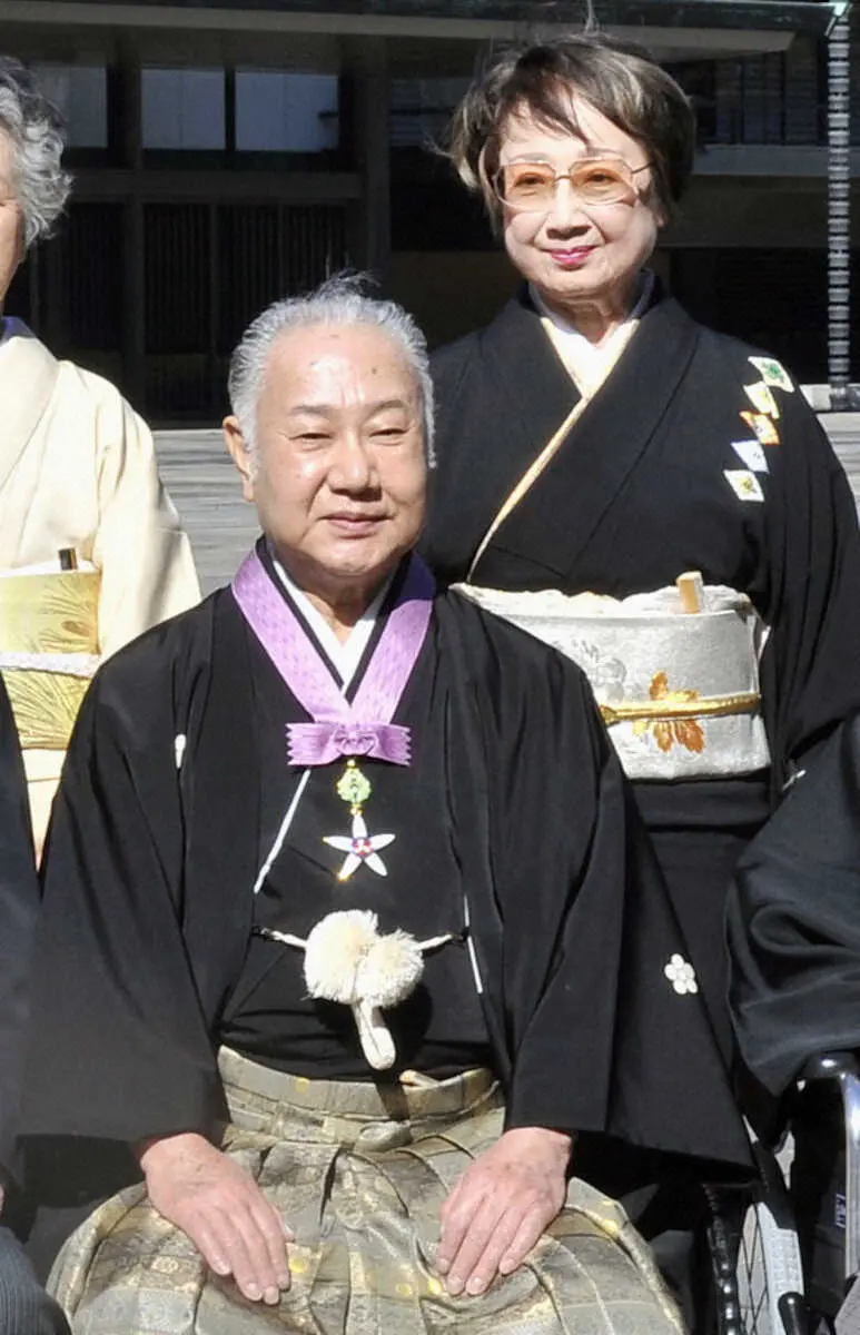 2009年11月、文化勲章の親授式を終え、記念写真に納まる坂田藤十郎さんと妻の扇千景さん