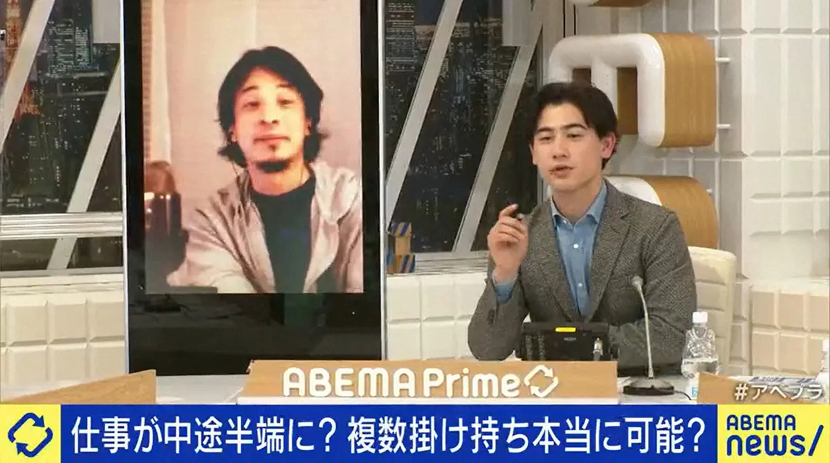 「Abema　Prime」に司会進行として生出演した国山ハセン氏（右）。左はリモート出演のひろゆき氏（C）AbemaTV, Inc