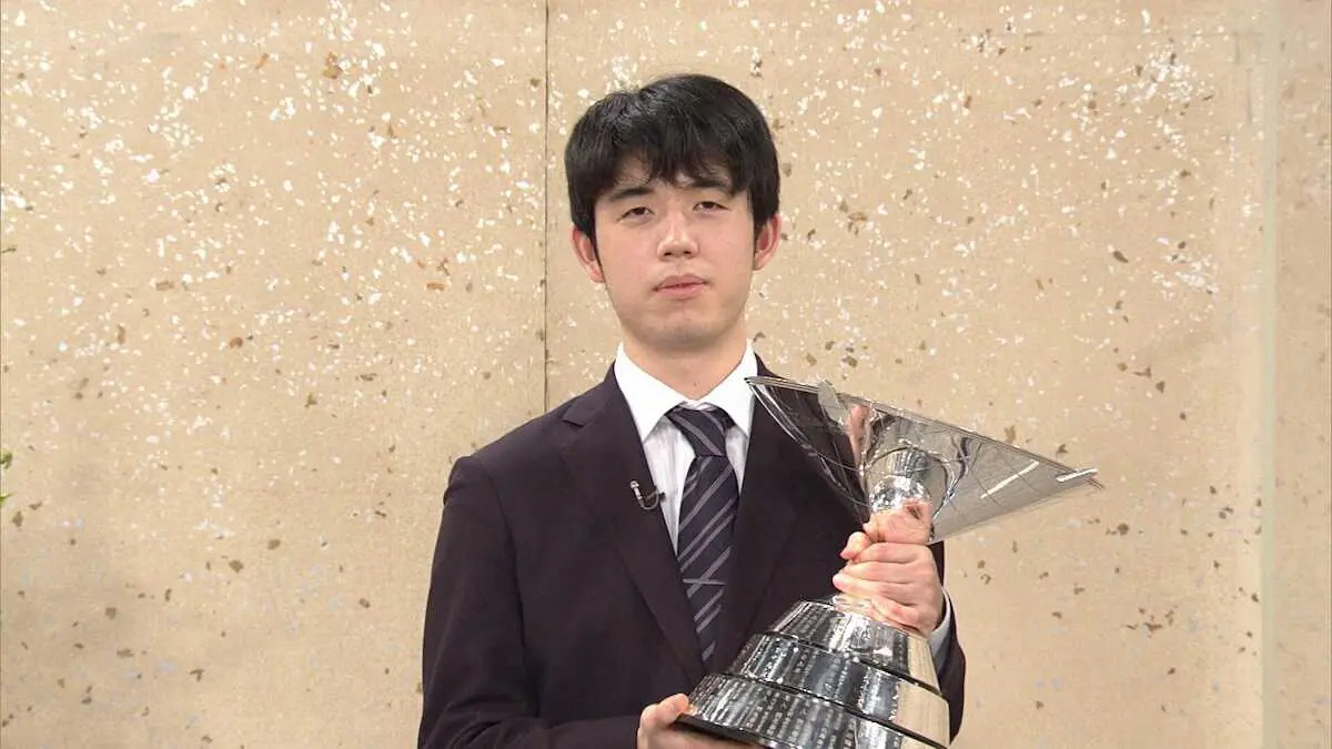 藤井聡太王将　NHK杯で初優勝　一般棋戦“全制覇”「来年度も一局でも多く指せるよう精進」