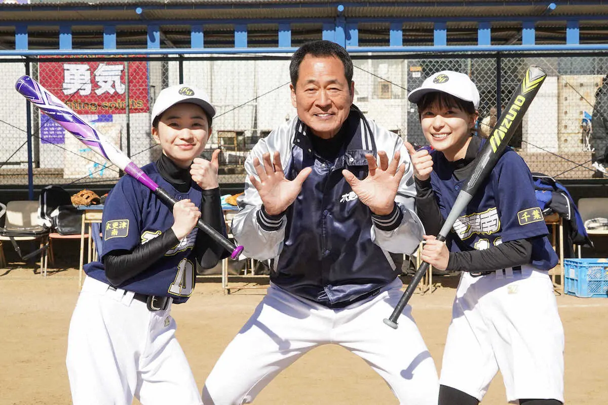 日本テレビドラマ「それってパクリじゃないですか？」に出演する（左から）福地桃子、中畑清、芳根京子