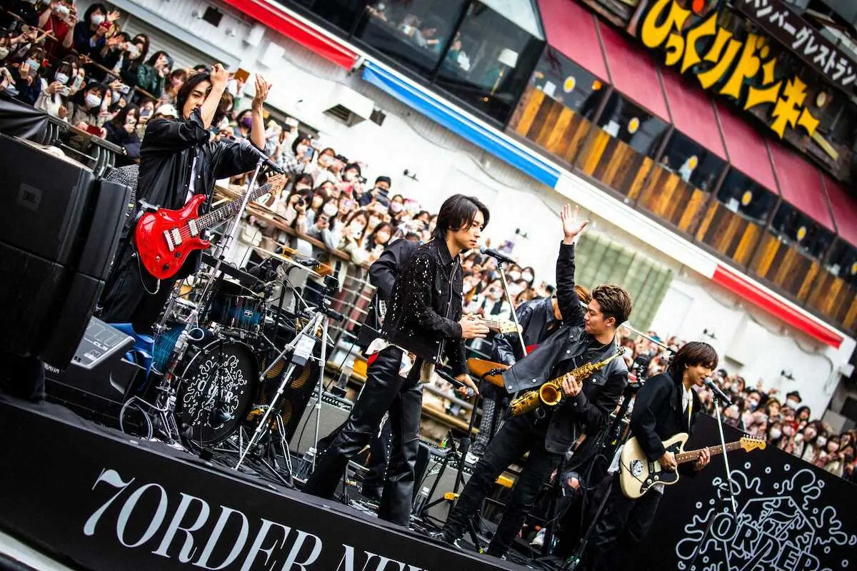 大阪・道頓堀でサプライズ船上ライブを開催した「7ORDER」