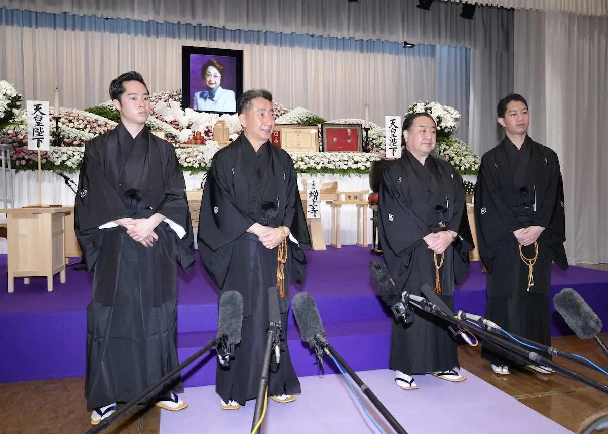 扇千景さんの祭壇の前で取材に応じる（左から）中村虎之介、中村扇雀、中村鴈治郎、中村壱太郎