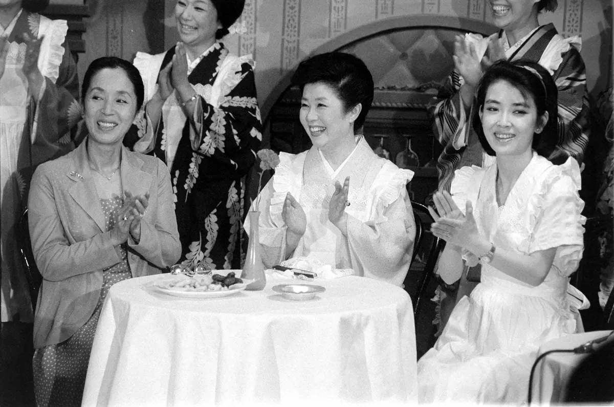 83年、舞台「放浪記」のPRでカフェ場面を再現する（左から）奈良岡朋子さん、森光子さん、岸本加世子