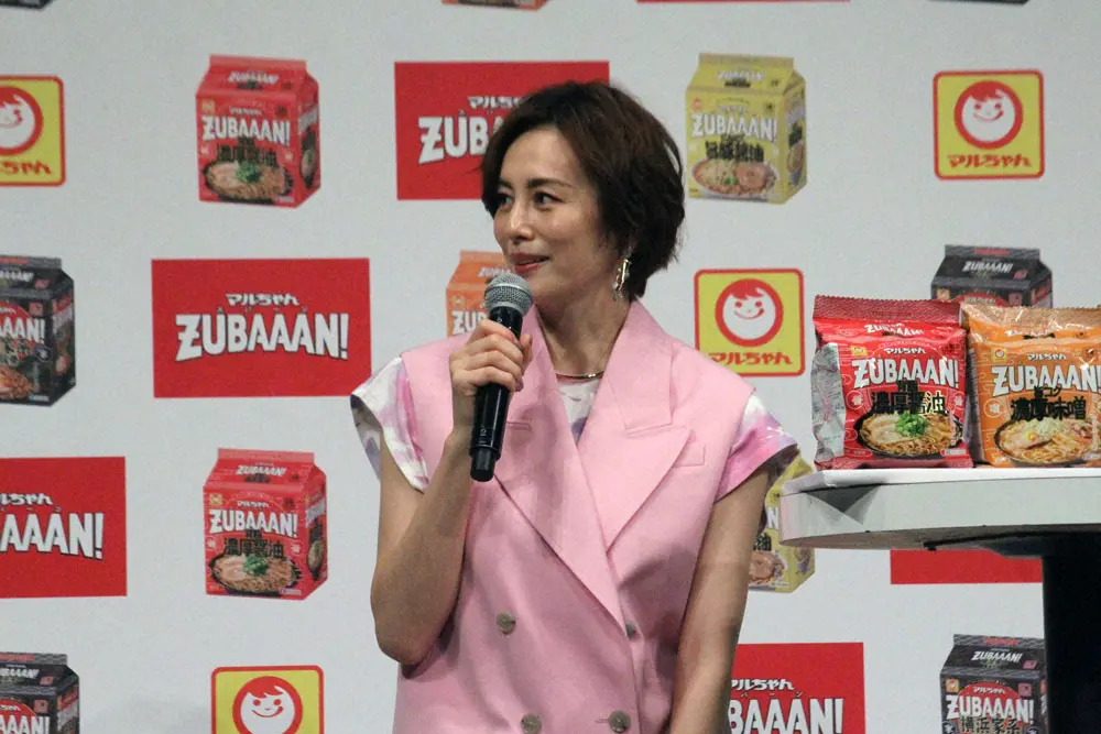 「マルちゃんZUBAAAN！」の新商品&新CM発表会に出席した米倉涼子