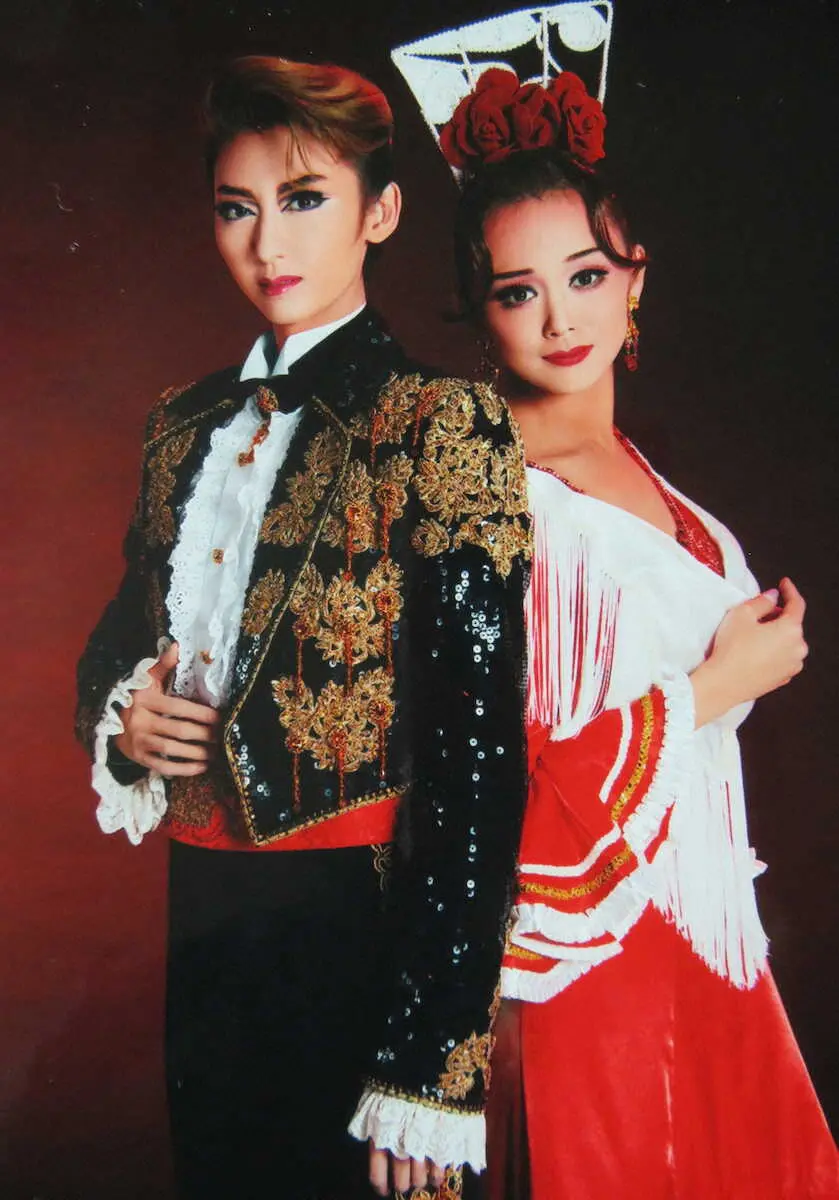 伝統的な宝塚の雰囲気を漂わせ全国ツアー中の（左から）凪七瑠海、舞空瞳（C）宝塚歌劇団　　　　　　　　　　　　　　　　　　　　　　　　　　　　　　　