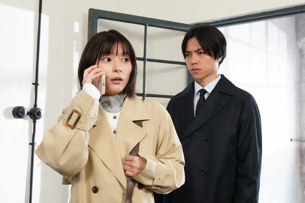 日本テレビ「それってパクリじゃないですか？」で主人公を演じる芳根京子。右は共演の重岡大毅