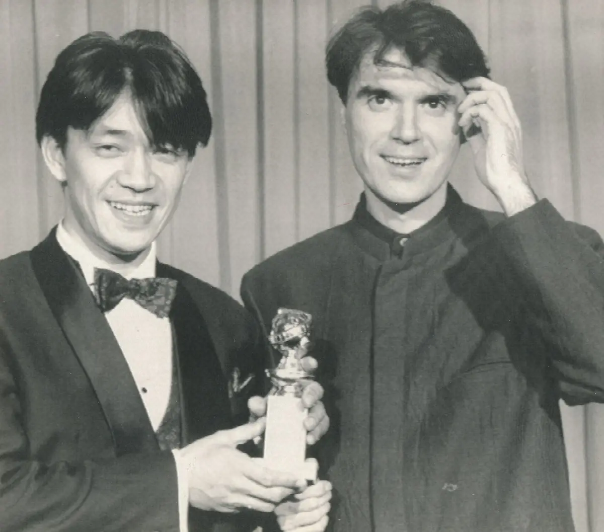 1998年、ゴールデングローブ賞最優秀作曲賞を共同受賞したデービッド・バーン氏（右）と坂本龍一さん