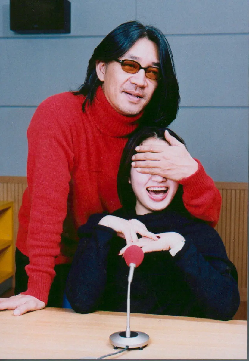 1998年、ラジオ収録で“娘の素顔はナイショ”とおどける坂本龍一さんと坂本美雨