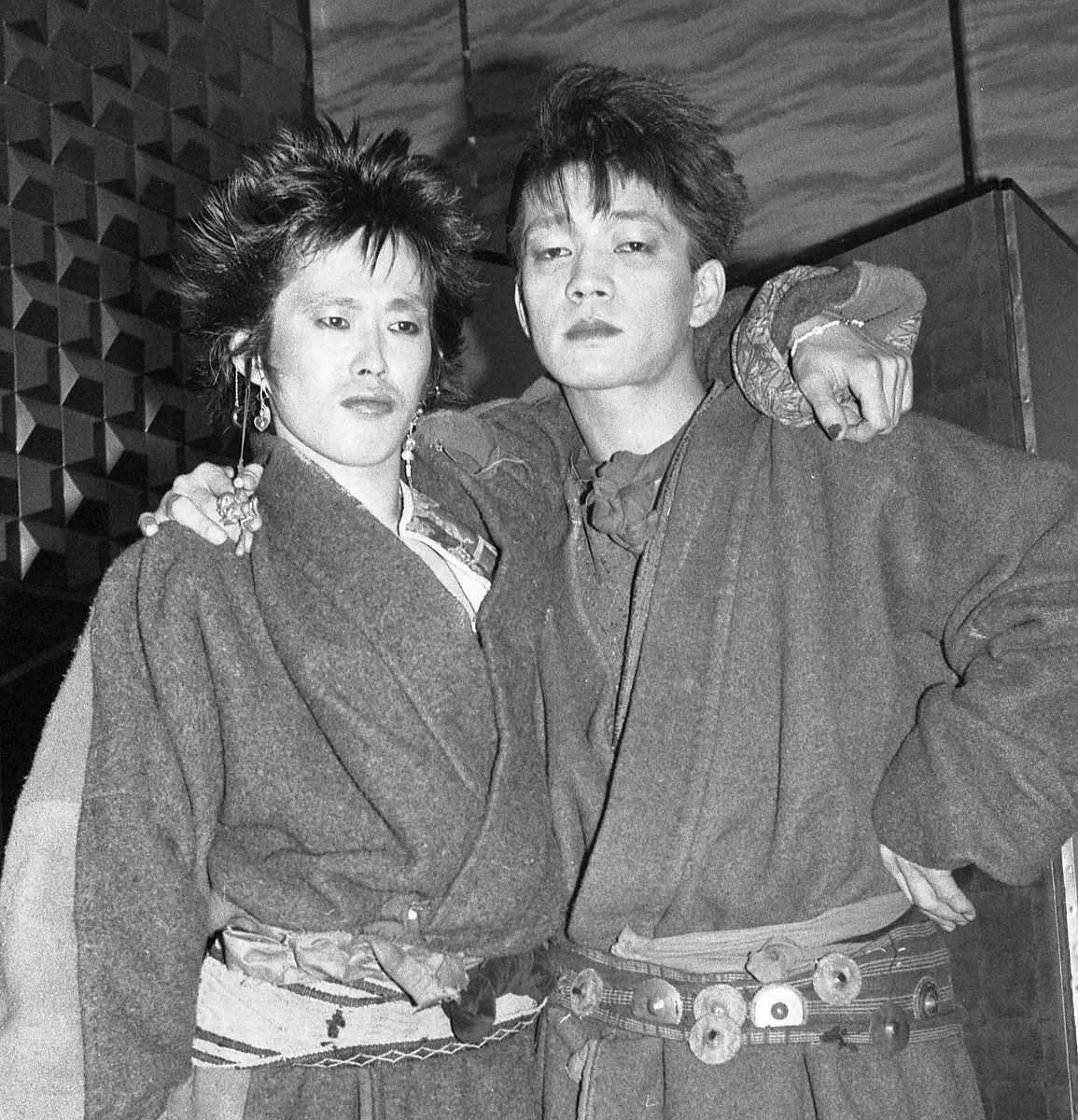 1982年、資生堂CMソング「い・け・な・いルージュマジック」の新曲発表で“い・け・な・いムード”で肩を組むＲＣサクセションの忌野清志郎さん（左）とYMOの坂本龍一さん
