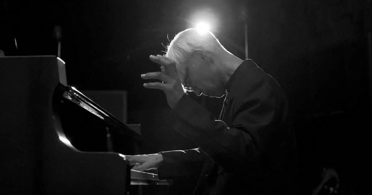 「坂本龍一ピアノコンサート」配信でソロコンサートを行った坂本龍一（「Ryuichi　Sakamoto:Playing　the　Piano　2022」（c）2022　KAB　Inc.）