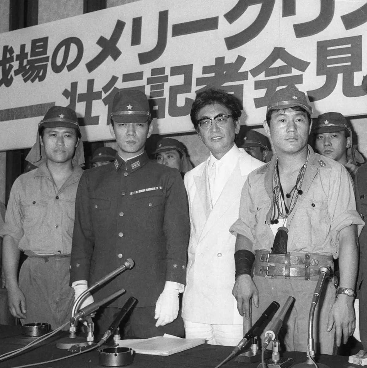 82年、「戦場のメリークリスマス」製作発表会見に臨む（左から）ジョニー大倉さん、坂本龍一さん、大島渚監督、ビートたけし