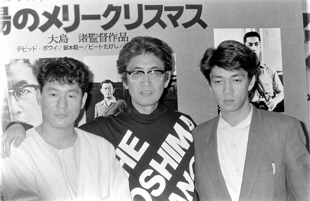 1983年、映画「戦場のメリークリスマス」試写会に出席した（右から）坂本龍一さん、大島渚監督、ビートたけし