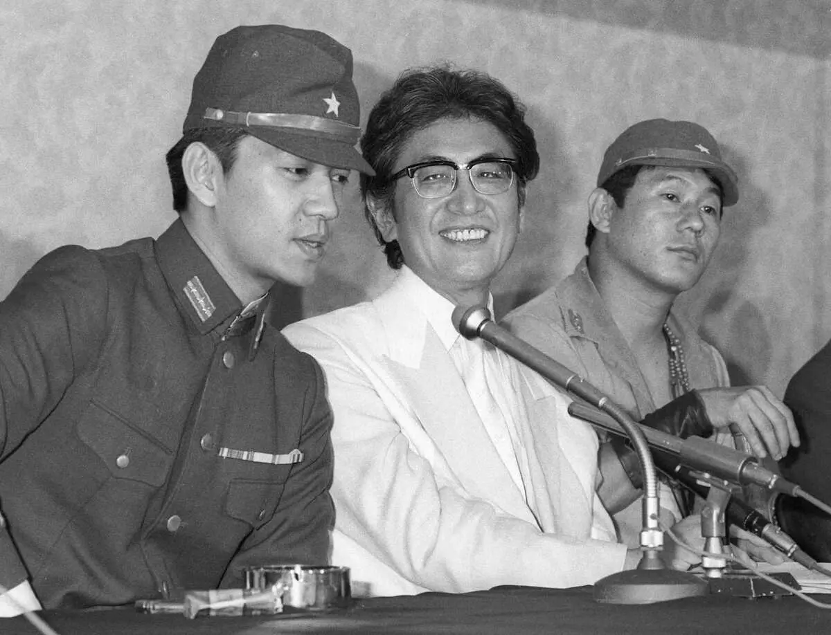 1982年7月、映画「戦場のメリークリスマス」製作発表で記者会見する（左から）坂本龍一さん、大島渚監督、ビートたけし