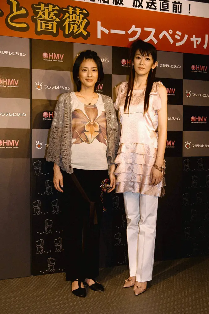 ドラマ「牡丹と薔薇」のトークショーでの小沢真珠（左）と大河内奈々子（2004年撮影）