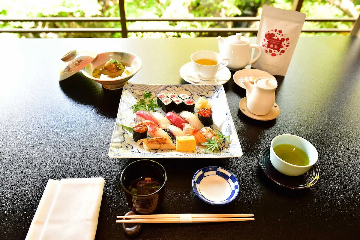 藤井王将の昼食は「にぎり寿司盛り合わせ」と椿茶（ホット）（日本将棋連盟提供）