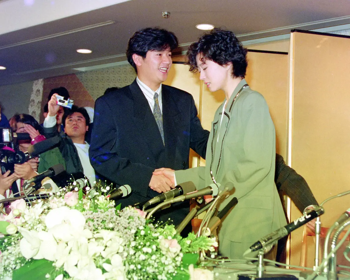 89年、謝罪会見で近藤真彦と握手する中森明菜