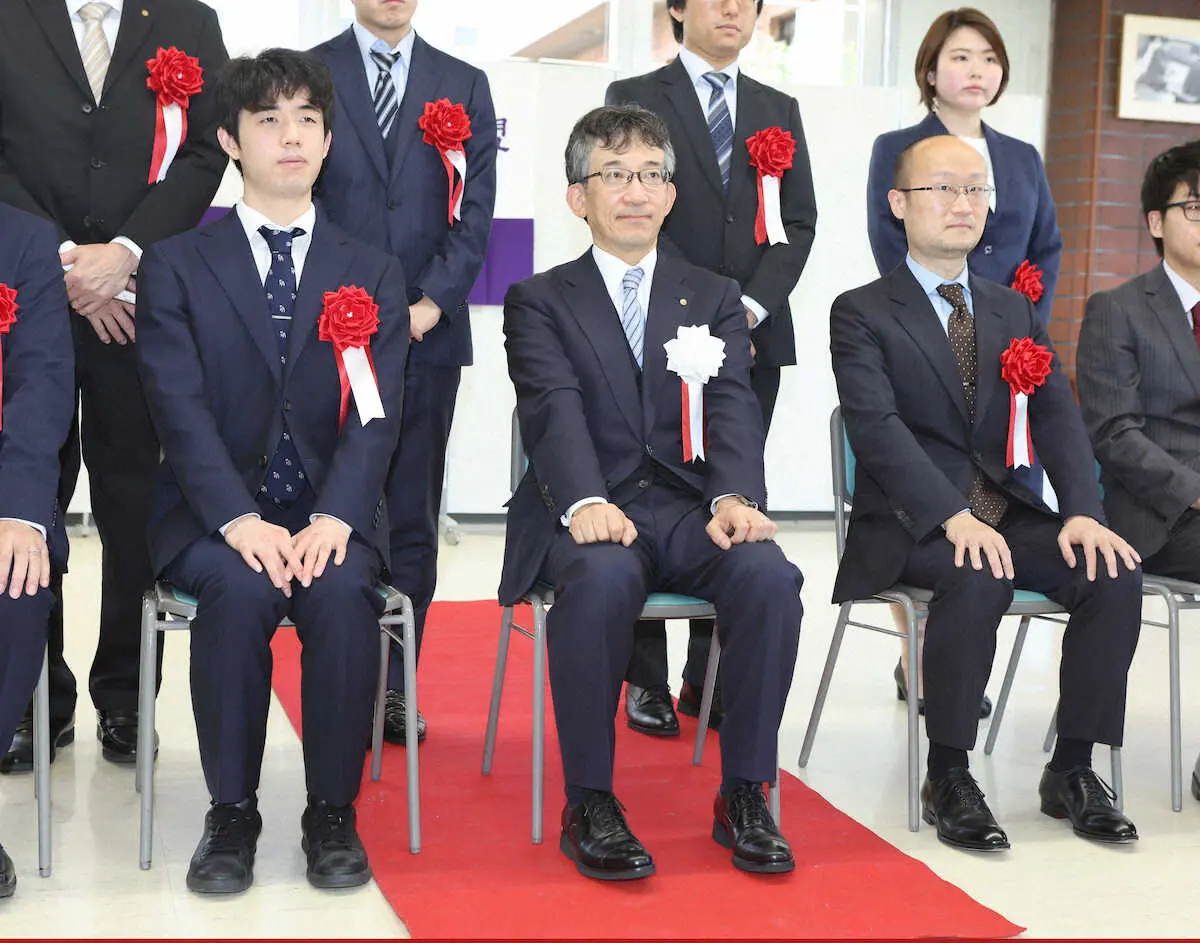 記念撮影に応じる（左から）藤井聡太、佐藤会長、渡辺名人（撮影・白鳥　佳樹）
