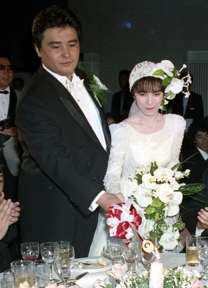 87年、結婚披露宴でキャンドルサービスをする渡辺徹さん（左）と榊原郁恵