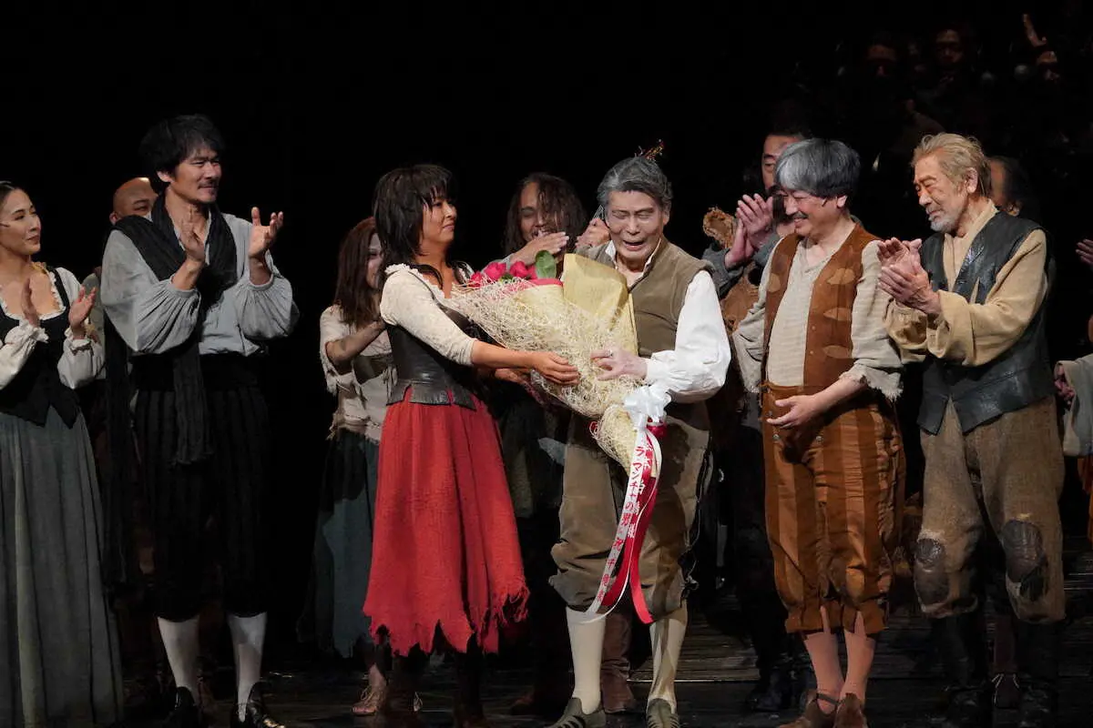 ミュージカル「ラ・マンチャの男」のファイナル公演で千秋楽を迎えた松本白鸚と、花束を渡す松たか子ら共演陣