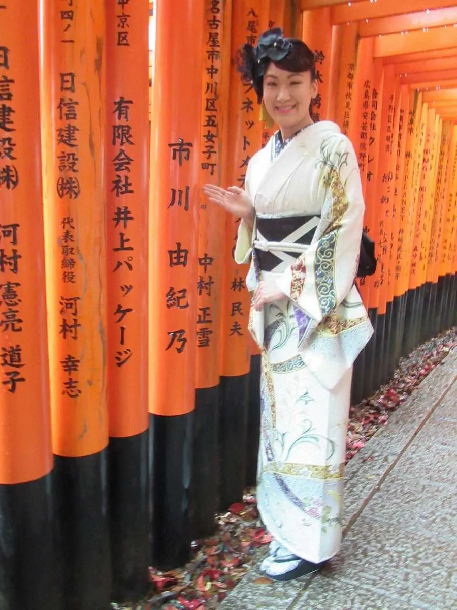 新曲「花わずらい」をリリースし、京都・伏見稲荷神社で新曲奉納、ヒット祈願をおこなった市川由紀乃