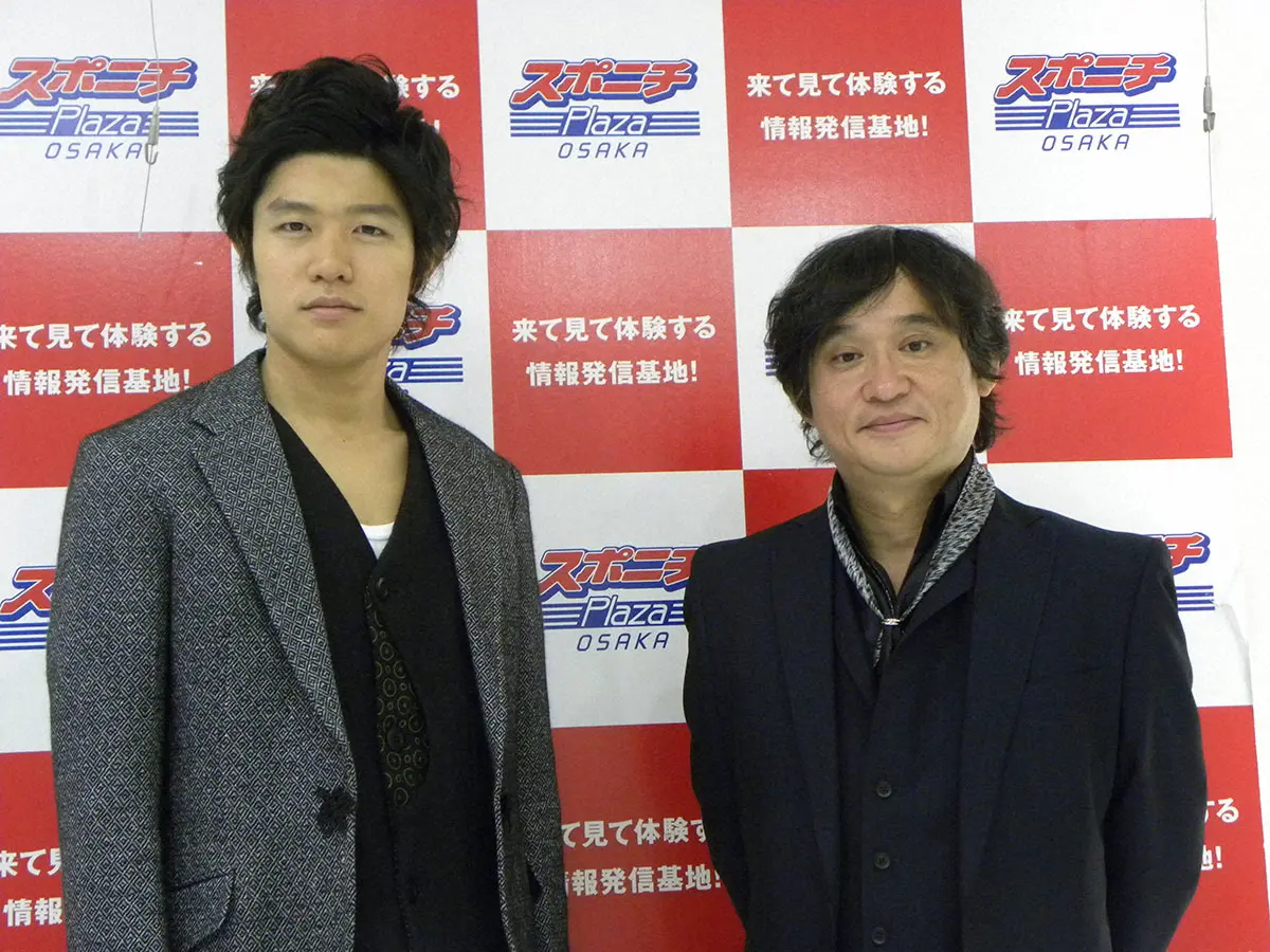 2010年11月、映画「ふたたび swing me again」のPRのため、スポニチプラザ大阪を訪れた主演の鈴木亮平（左）と塩屋俊監督