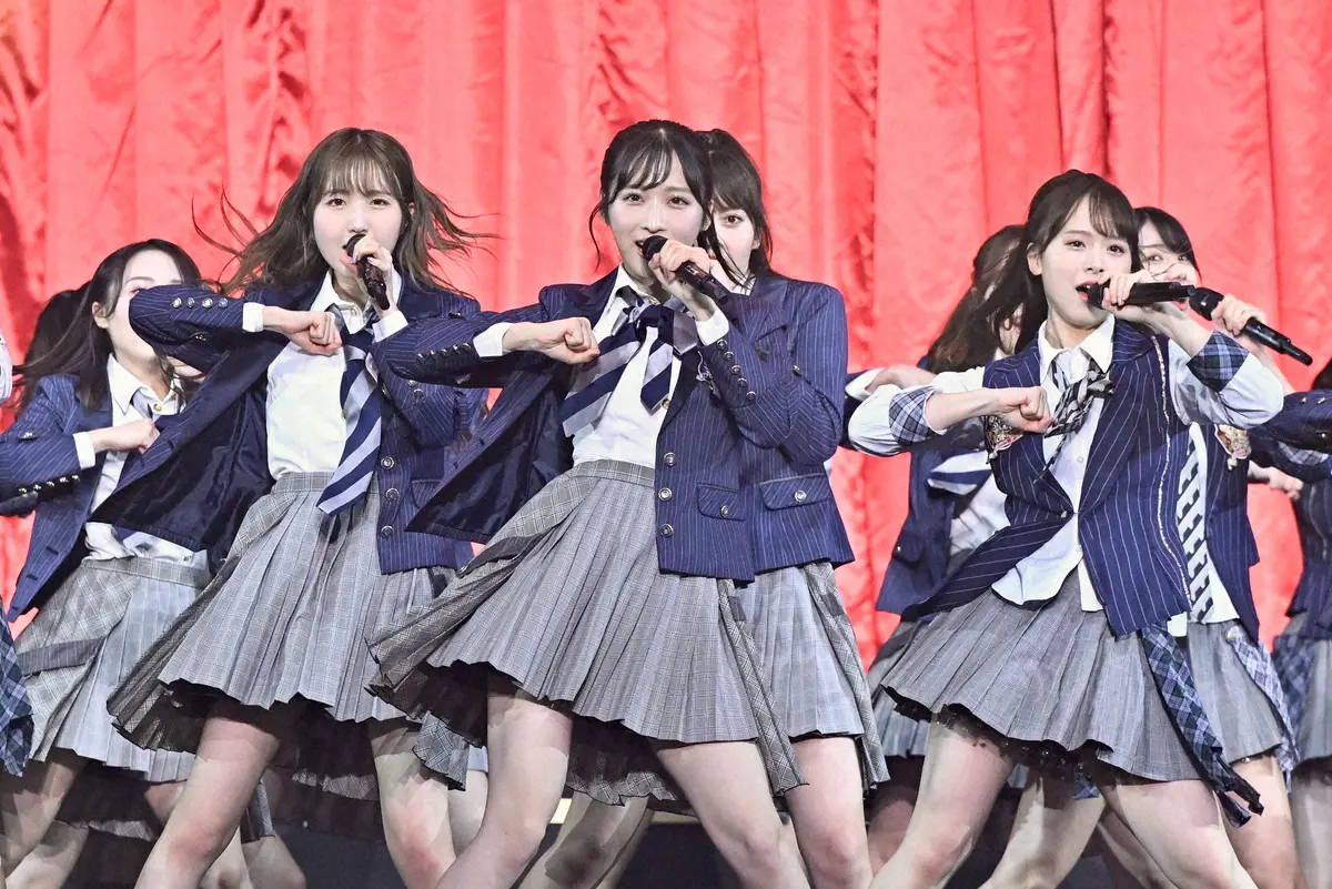 AKB48チーム８が活動休止コンサートを行う