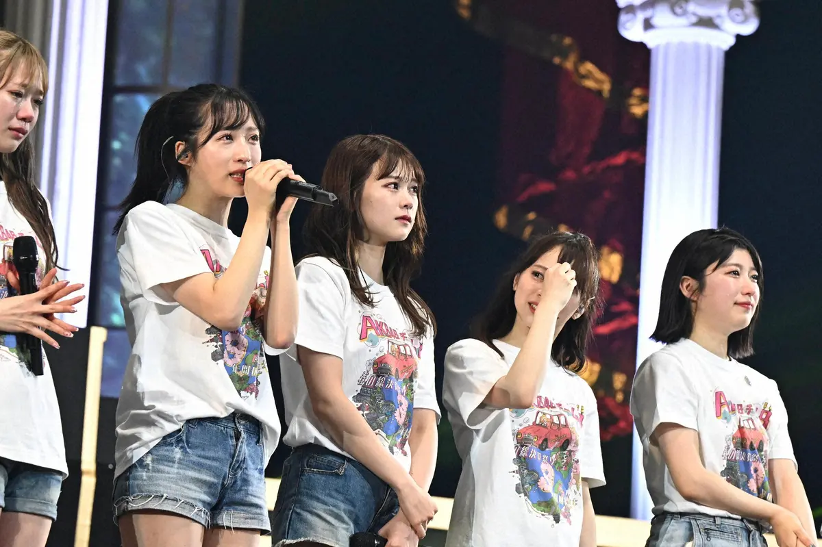 AKB48チーム８活動休止コンサートで涙する小栗有以（左から２人目）