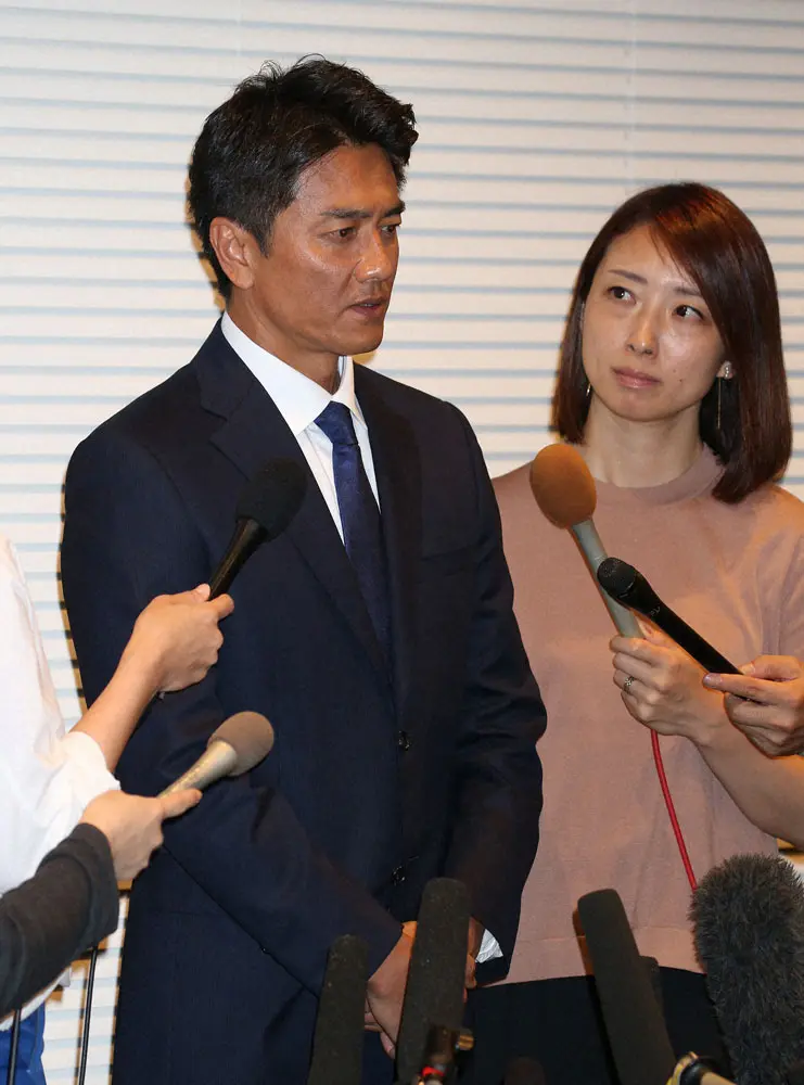 19年5月、原田龍二の不倫釈明会見で質問をぶつける上路雪江リポーター