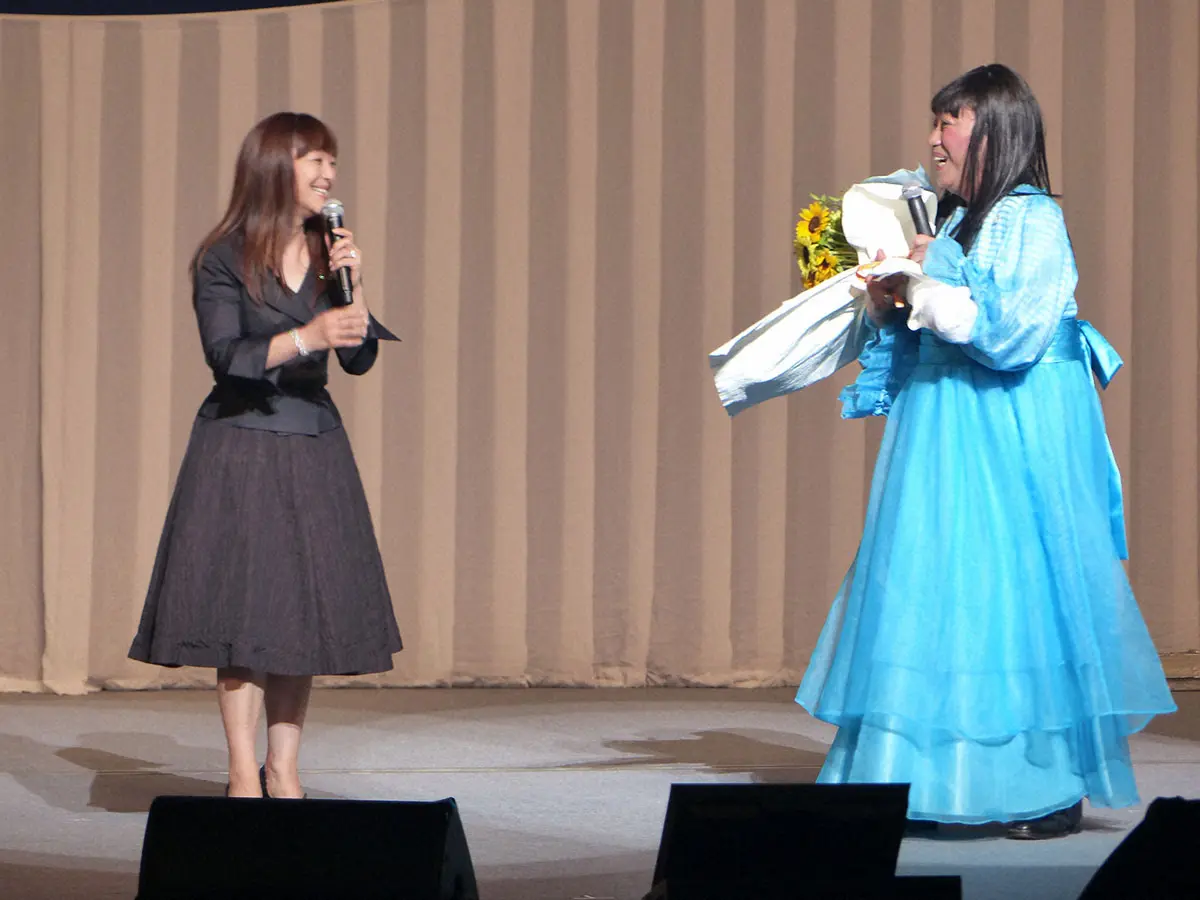 2015年コロッケ（右）の芸能生活３５周年記念コンサートにサプライズで登場した歌手の岩崎宏美