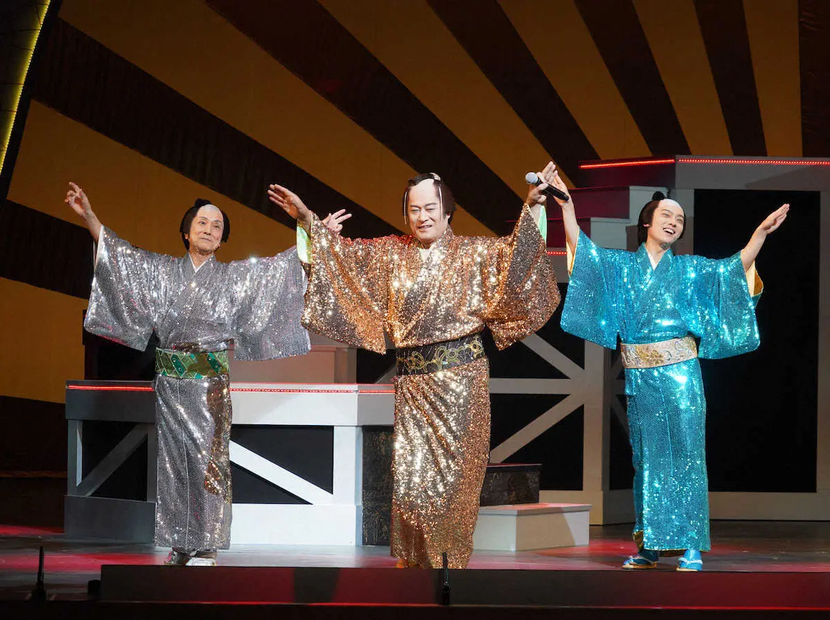 「マツケンサンバ2」でキラキラ衣装を身にまとい踊る（左から）桂米団治、松平健、辰巳ゆうと