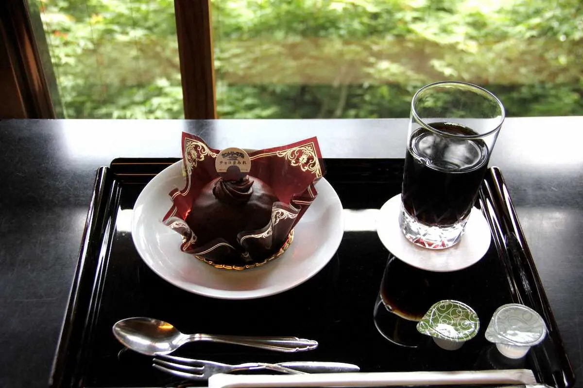 藤井叡王　午前のおやつは「カントリーマアム　チョコまみれムースケーキ」　昼は名古屋御膳
