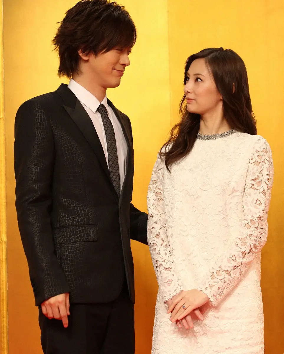 結婚発表会見で、大きな瞳でDAIGOを見つめる北川景子。腰に手を回しほほ笑み返すDAIGO