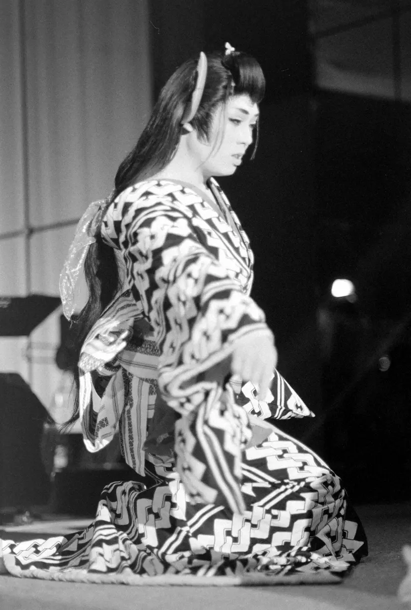 1983年、「夢芝居」のヒット記念の激励会で、踊りを披露する梅沢富美男