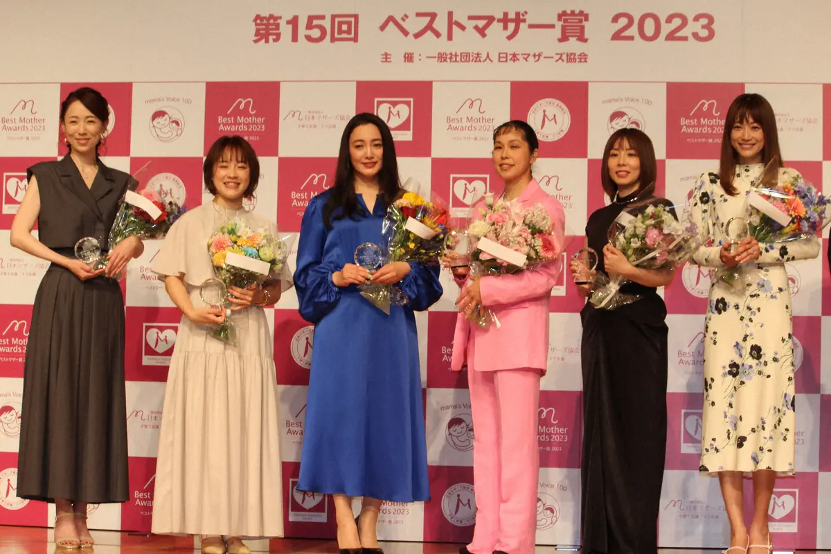 「第15回　ベストマザー賞　2023」に出席した（左から）丸田佳奈、登坂絵莉さん、仲間由紀恵、AI、綿矢りささん、ヨンア