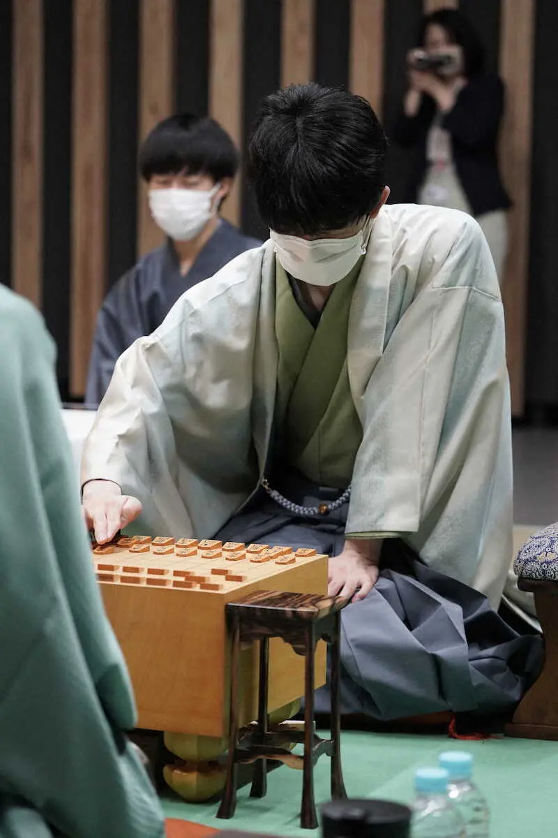 藤井王将、名人戦第3局始まる　戦型は矢倉…藤井が10手目で新趣向披露「角不交換シリーズ」に