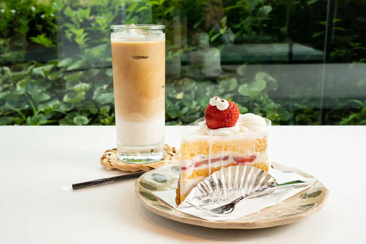 渡辺明名人の午前のおやつ、イチゴのショートケーキとアイスカフェラテ（日本将棋連盟提供）