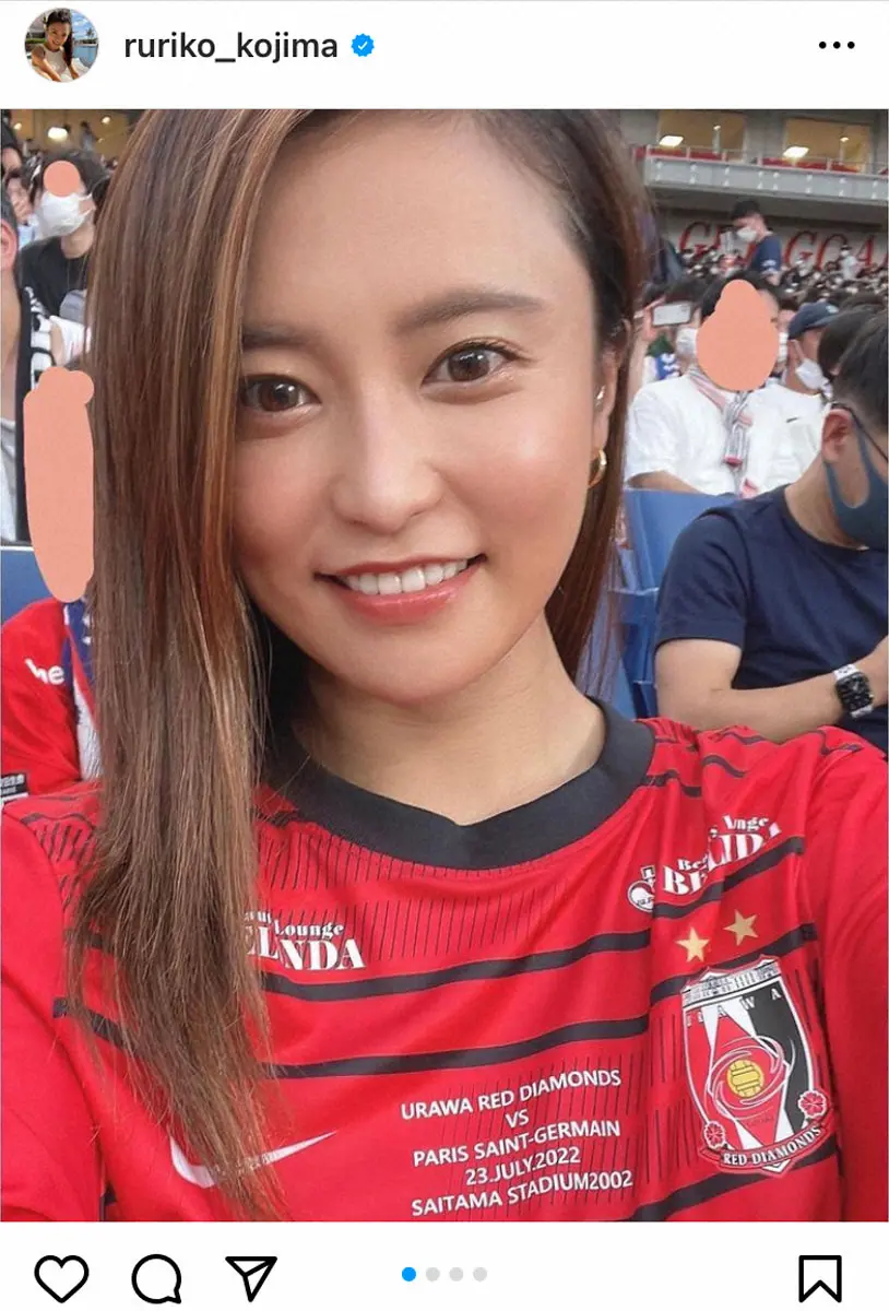 2022年7月23日にアップされた小島が浦和レッズのユニホームを着て試合を観戦した一枚　小島瑠璃子公式インスタグラム（＠ruriko＿kojima）から