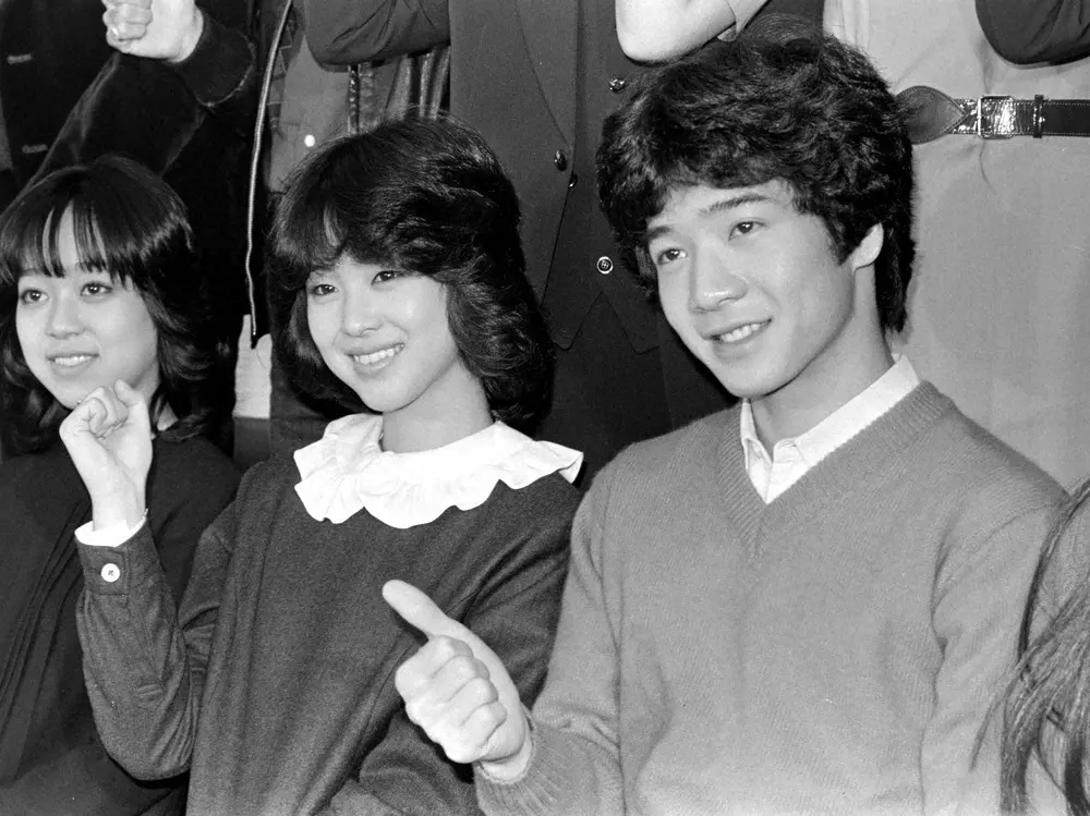 「NHK紅白歌合戦」初出場が決定した田原俊彦。松田聖子とポーズで笑顔　撮影＝1980年11月20日