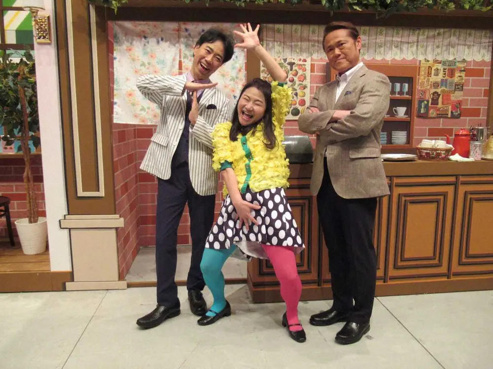 「島田珠代　芸歴35周年記念公演」で吉本新喜劇に出演した（左から）藤井隆、島田珠代、辻本茂雄