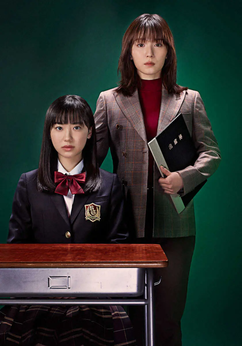 日本テレビの7月期連続ドラマ「最高の教師　1年後、私は生徒に■された」で主演を務める松岡茉優（右）と共演の芦田愛菜
