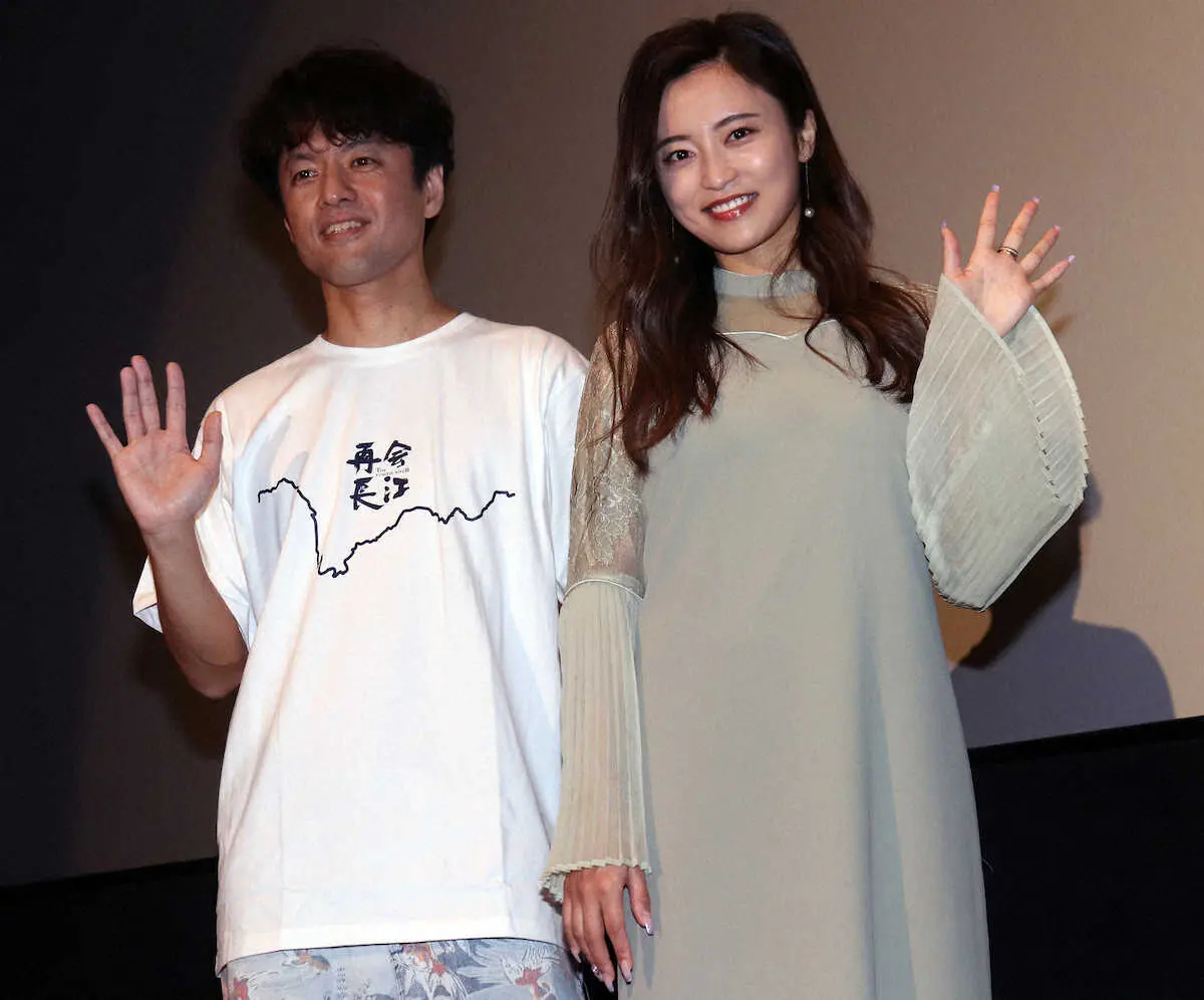 ドキュメンタリー映画「再会長江」の舞台あいさつで、結婚後初の公の場に姿を見せた小島瑠璃子（右）と竹内亮監督